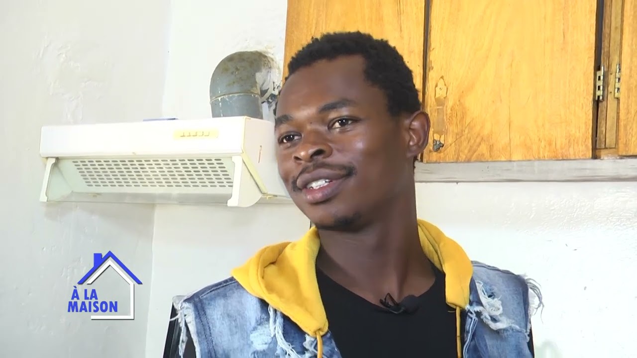 A la maison avec ulrich takam qui cuisine la banane malaxée en se racontant