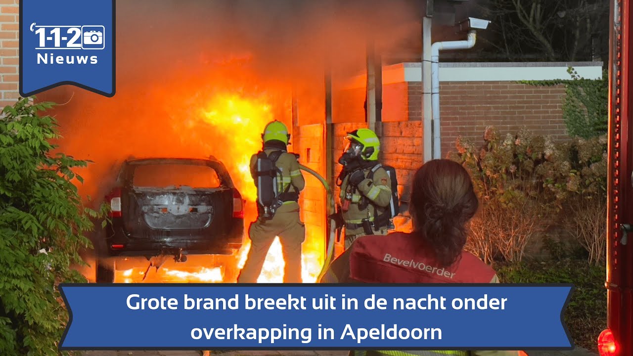 Grote brand breekt uit in de nacht onder overkapping in Apeldoorn