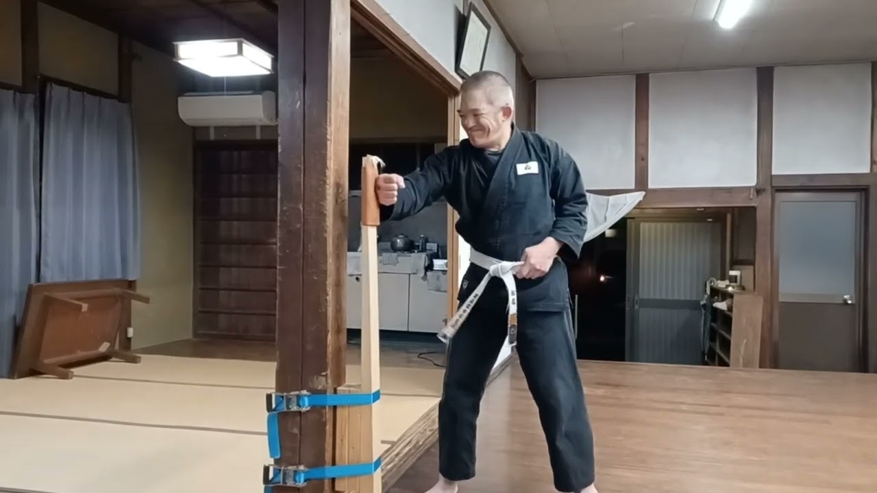 巻藁突き　巻き藁突き　Makiwaratsuki　沖縄空手　Okinawa karate 