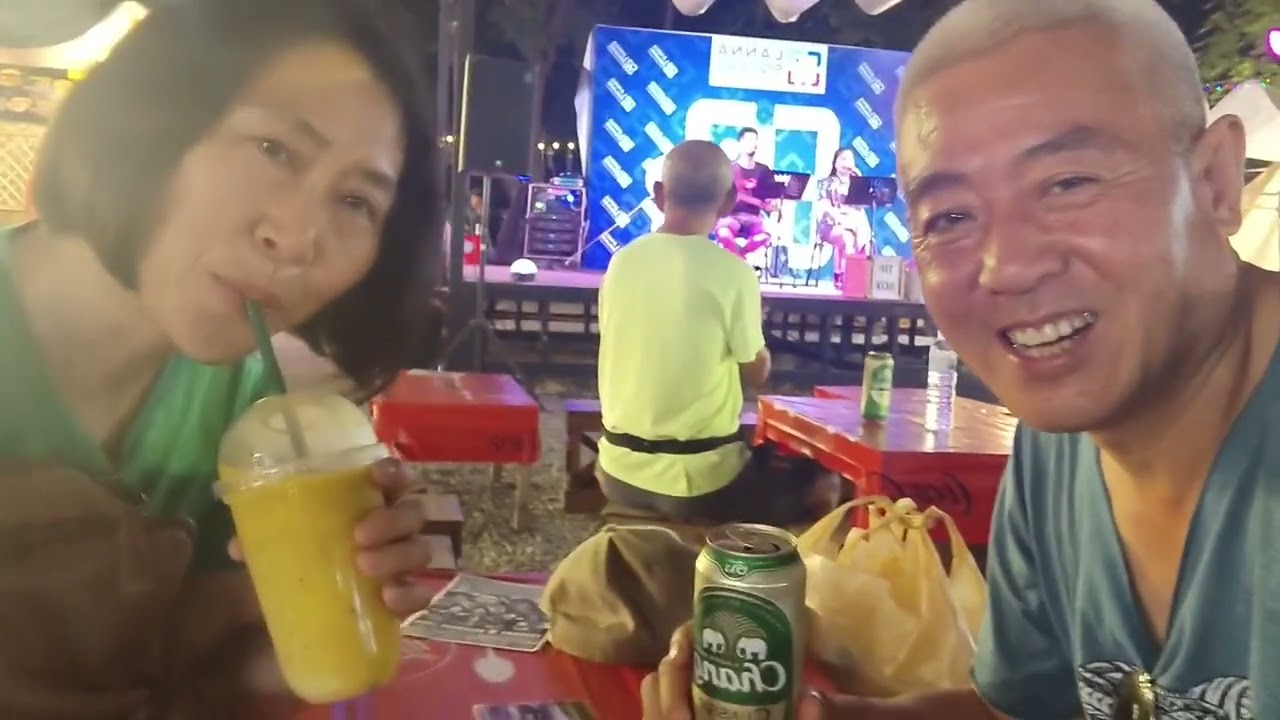泰国街头夜生活实测：拒绝昂贵酒吧，路边摊、塑料凳与廉价调酒才是最地道的泰式深夜体验。Thai Roadside Nightlife: The Real Street Party Experience.