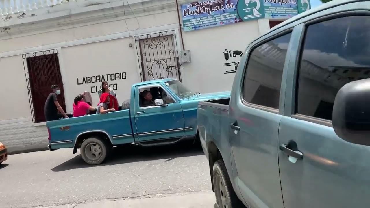 Caminando por la avenida 10 en Valera
