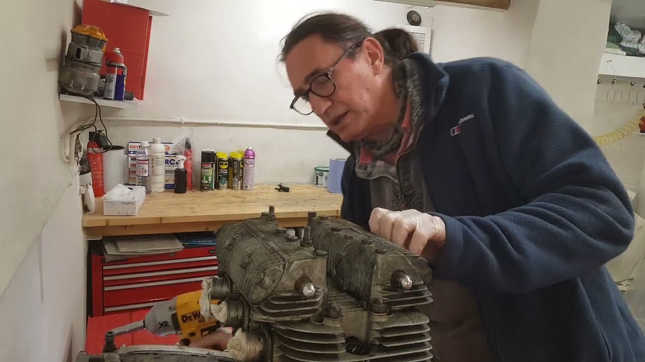 Triumph Trident T150V Engine Rebuild. Part 2 - Removing the Rocker Boxes and Cylinder Head.
