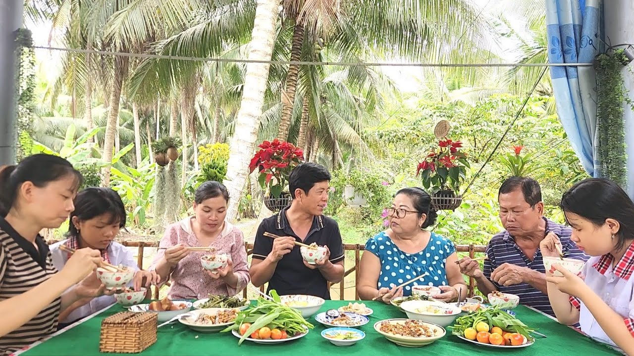 Những Khoảnh Khắc Đáng Nhớ Trong Bữa Cơm Gia Đình Khi Cha Mẹ Mình Còn Sức Khỏe | TKQ & Family T2319