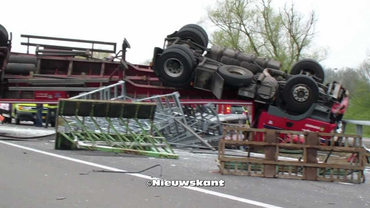 Grote ravage op de A348 door vrachtwagen op de kop