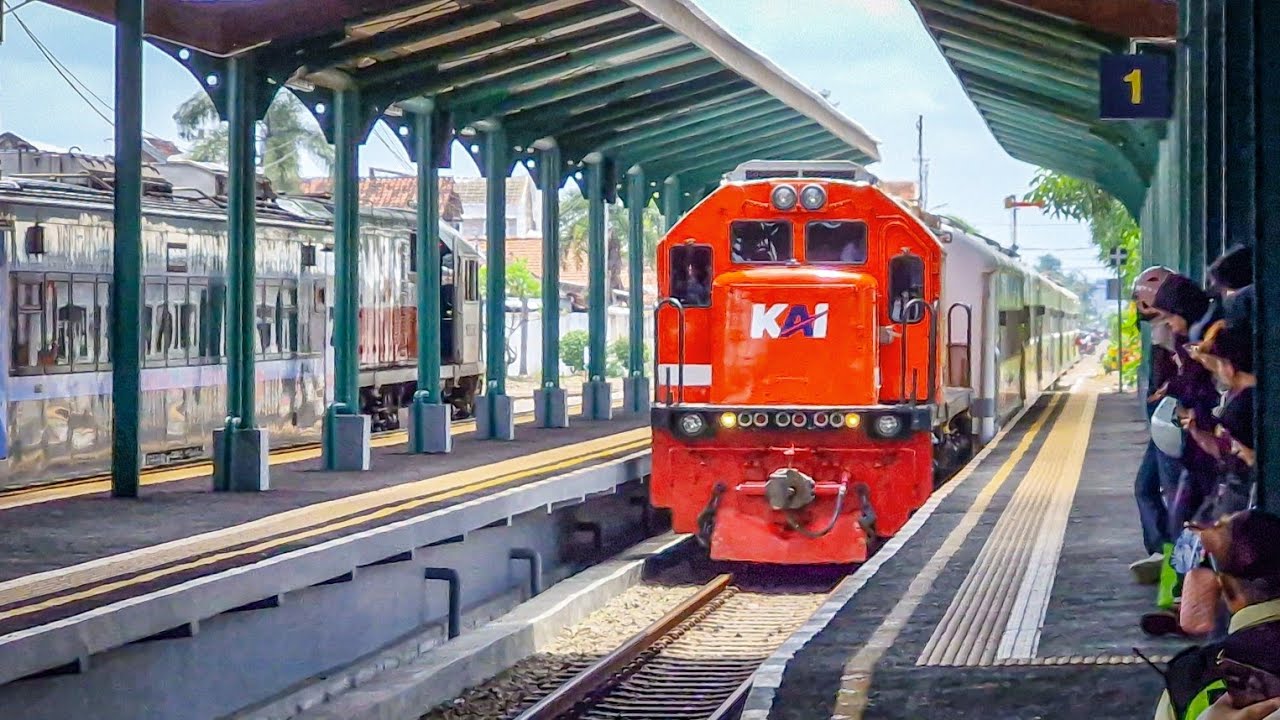 NAIK KERETA SPESIAL DITARIK LOKOMOTIF MERAH EX SUMATERA!! KA Penataran Kediri - Mojokerto #1