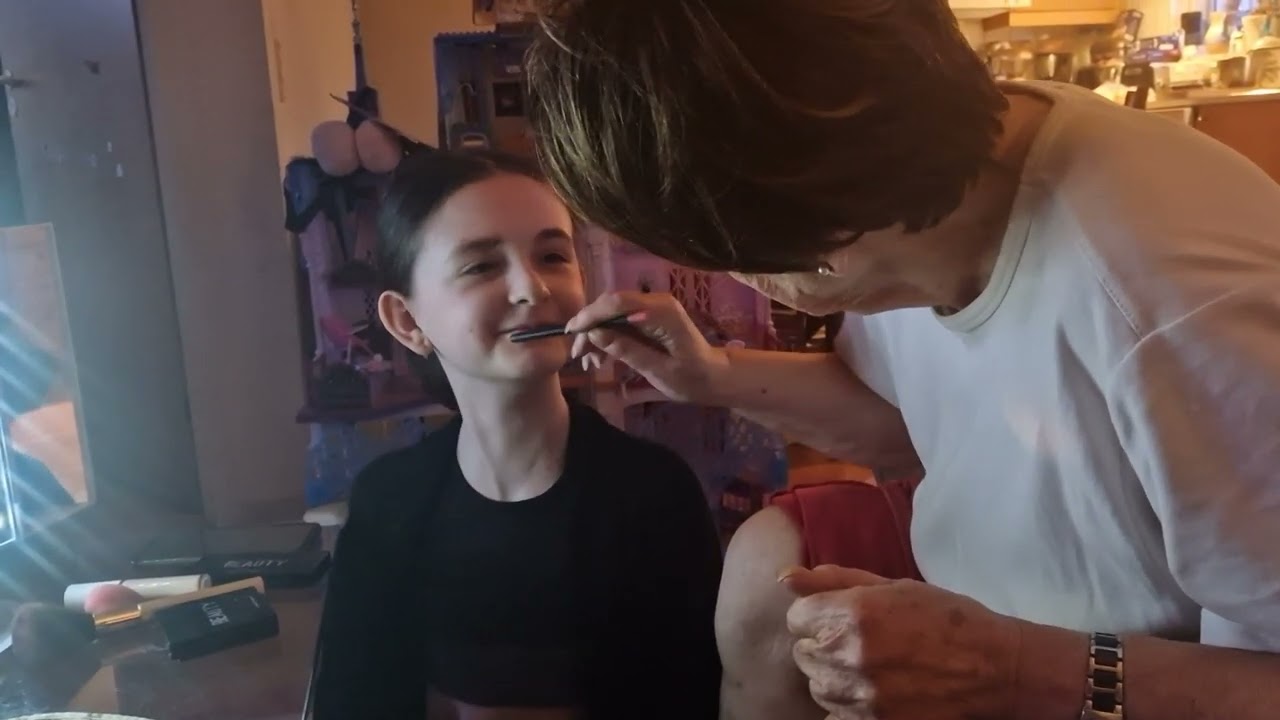 Får lagt makeup af min mormor, som absolut ikke har styr over det.