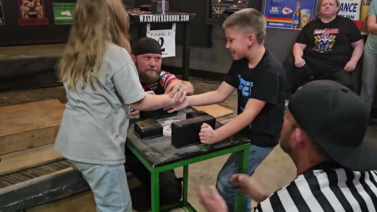 Kids armwrestling