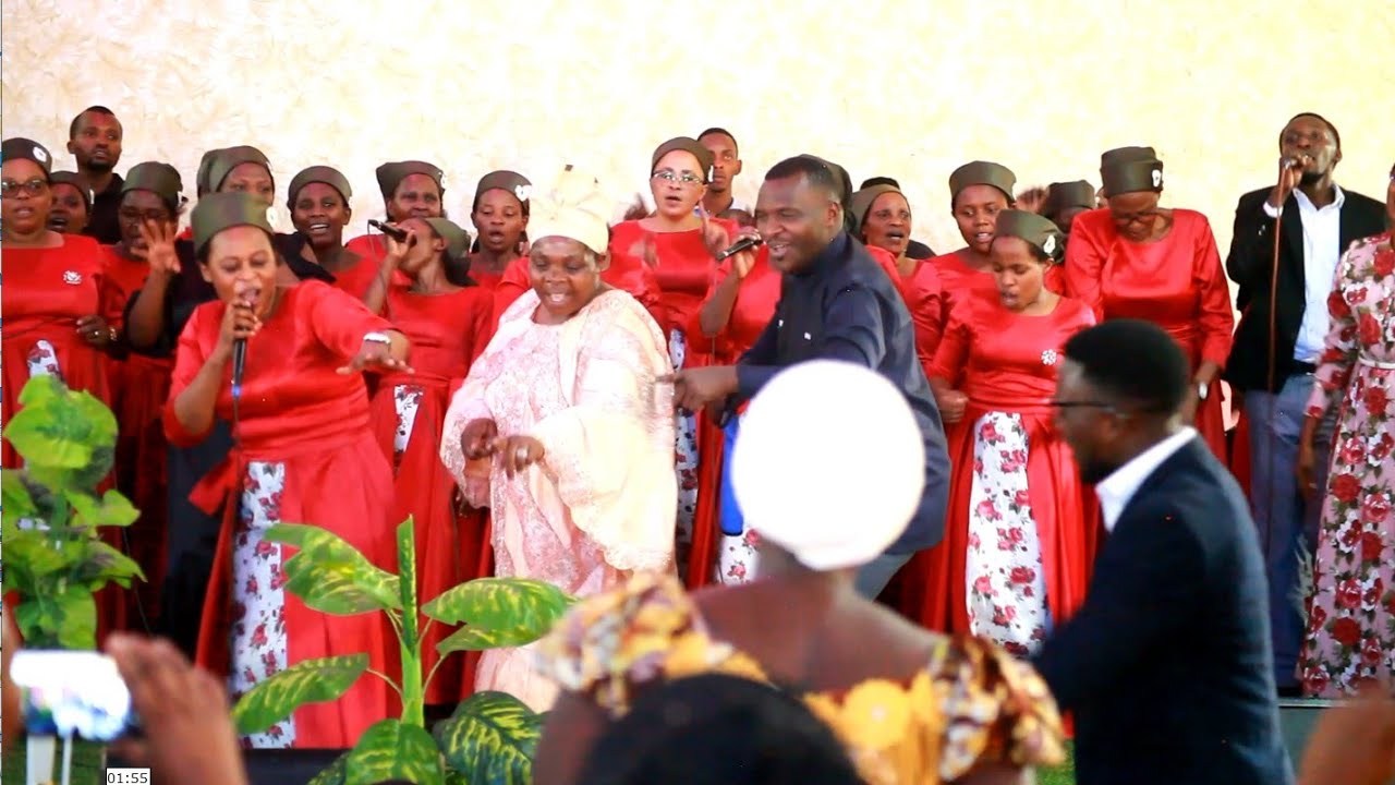 REBA IFOTO YAWE YOHAMBERE UYEGERANYE NIYIKI GIHE.!!! DATA ARAKORA NANGE NDAKORA LIVE CONSERT.