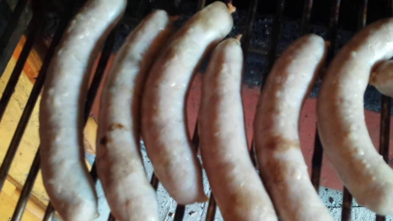 Grobe Bratwurst im Smoker