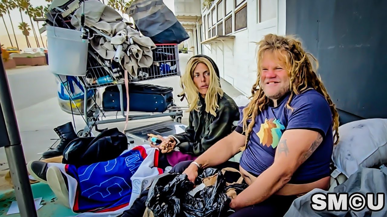 𝐂𝐇𝐈𝐏 𝐌𝐎𝐍𝐊 𝐀𝐖𝐀𝐊𝐄𝐍𝐒: Venice Beach’s Morning Conversations on the Boardwalk