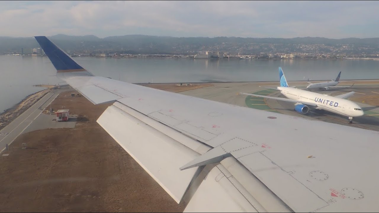 United Express (SkyWest) Bombardier CRJ-700 [N788SK] descent and landing in SFO