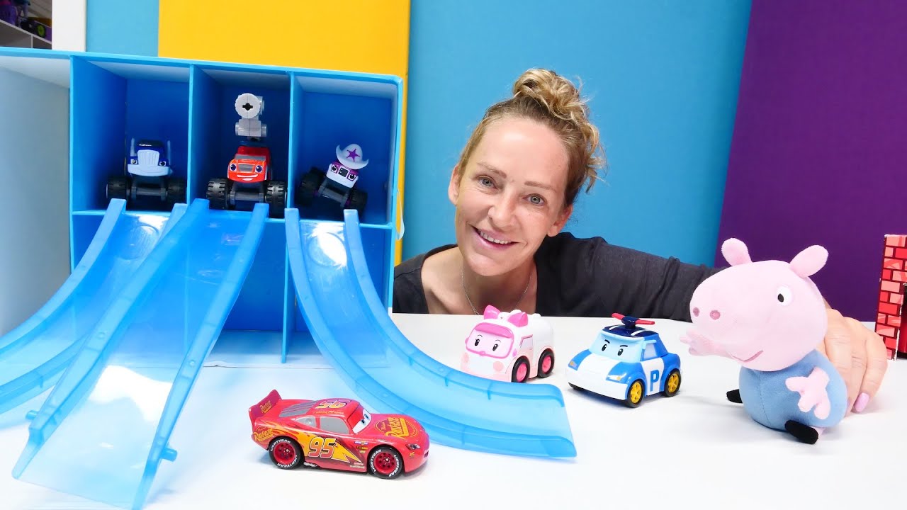 Nicole und Schorsch bauen für die Spielzeugautos ein Parkhaus - Spielspaß für Kinder