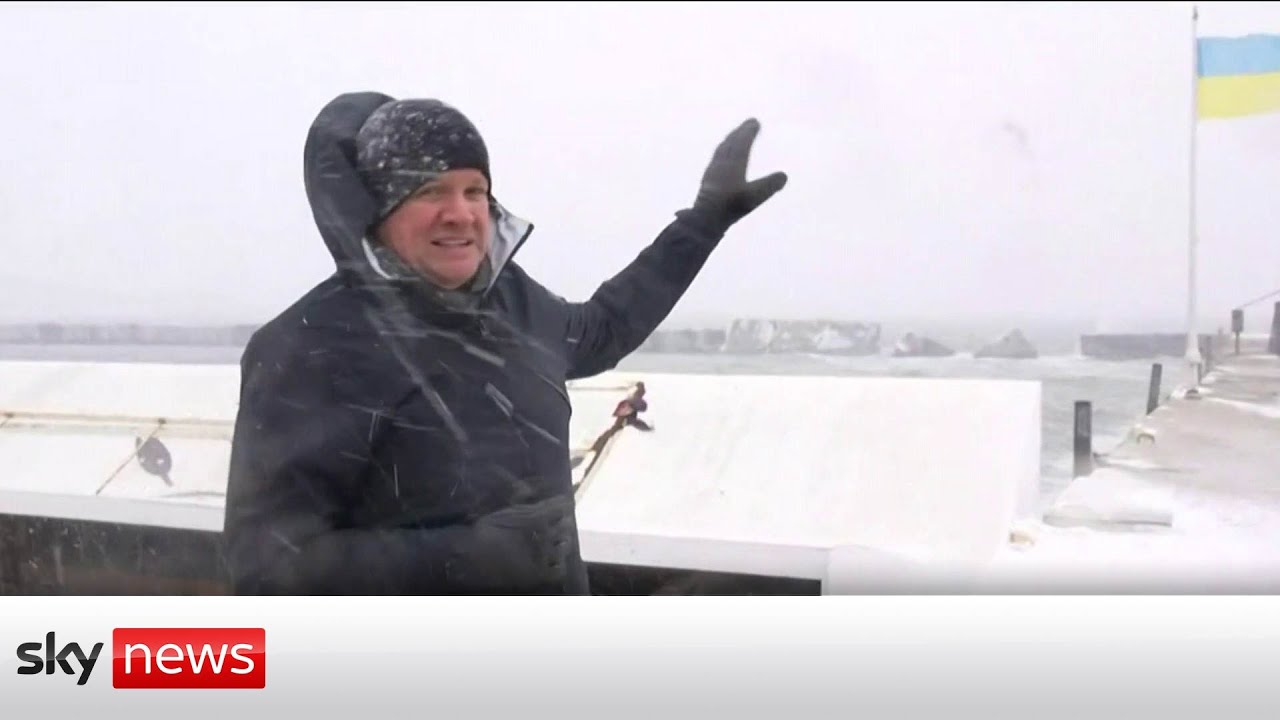 Ukraine War: Civilians fortify the beaches of Odesa in a snow storm