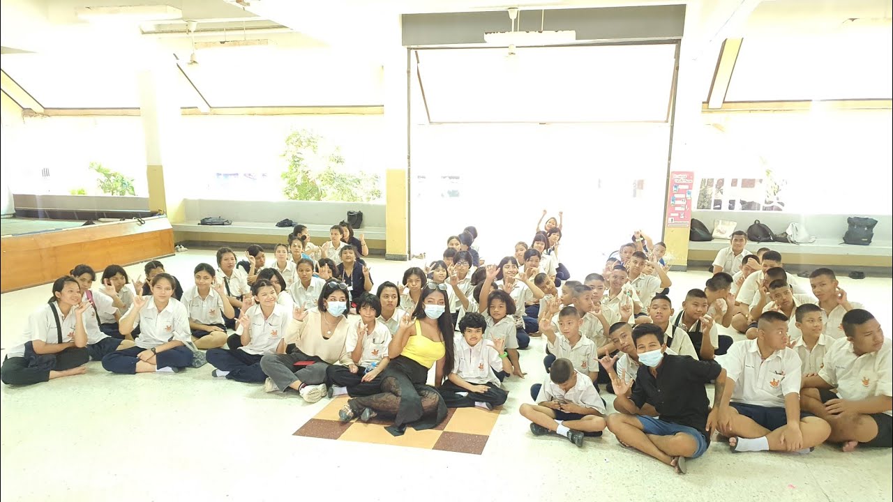 แจกขนม100กว่าชุดให้เด็กพิเศษโรงเรียนโสตศึกษาบางแสน น้องแพรวจินน้ำตาแตก ขอบคุณผู้ใหญ่ใจบุญครับ