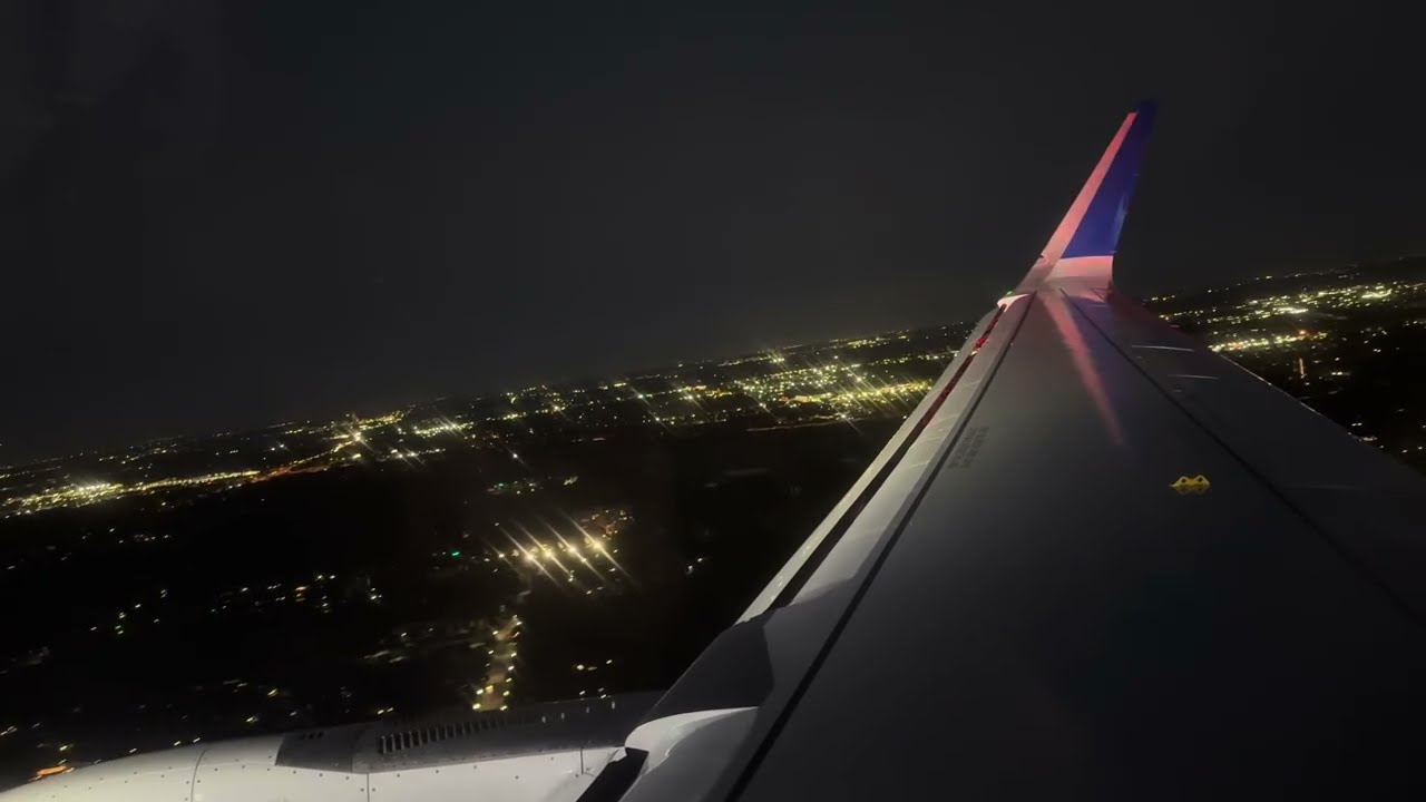 United A321neo Landing in Chicago (ORD)