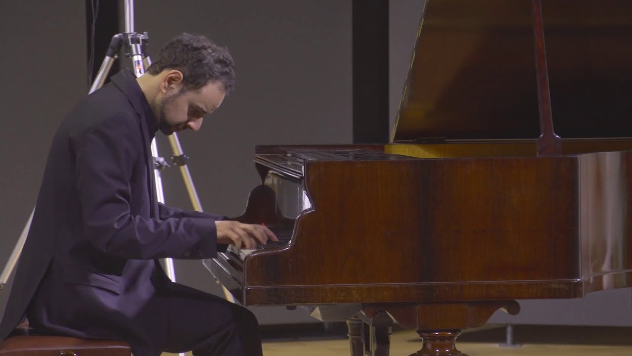 Beethoven e la sublime leggerezza  - Gesualdo  Coggi   pianoforte