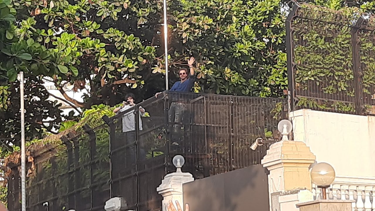SRK on Mannat #Dunki Movie Promotion between Fans  #vlog #viral #terending @SRKMUSIC