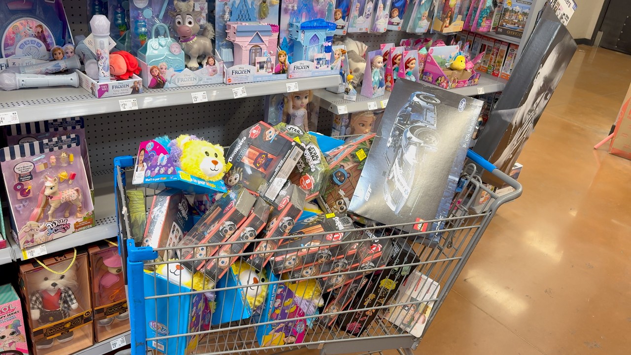 Корзина полна игрушек! Цены начинают быстро снижаться! Проверьте свой Walmart на наличие этих пре...