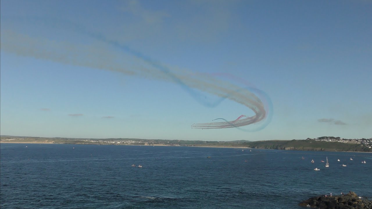 THE RED ARROWS G7 FLYPAST