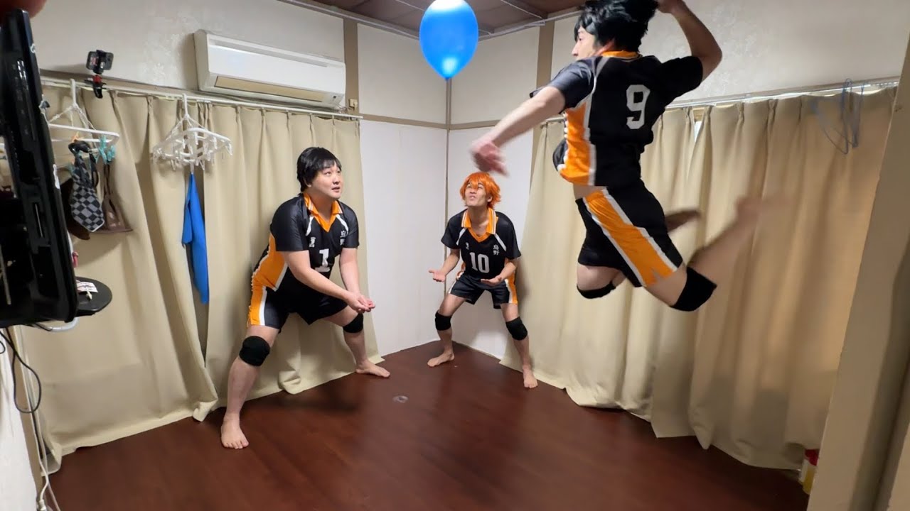 風船バレーする日向、影山、澤村