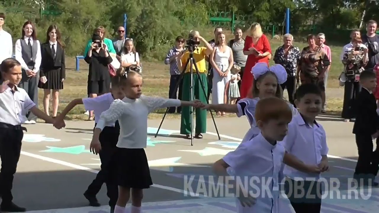 ТАНЕЦ ПЕРВОКЛАШЕК НА 1 СЕНТЯБРЯ 2023. МБОУ СОШ №17. Лиховской. Каменск-Шахтинский. Первый звонок.