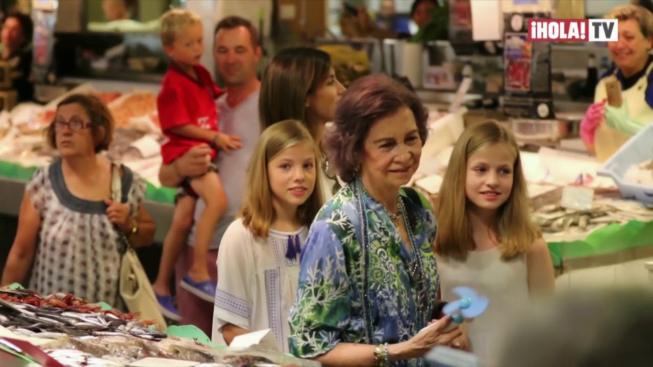 Leonor y Sofía pasearon con su abuela y su madre por el Mercado de L’Olivar | ¡HOLA! TV