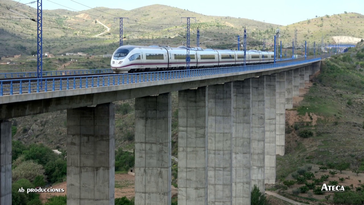 TRENES EN LA L. A. V.  MADRID - BARCELONA (UHD 4K).