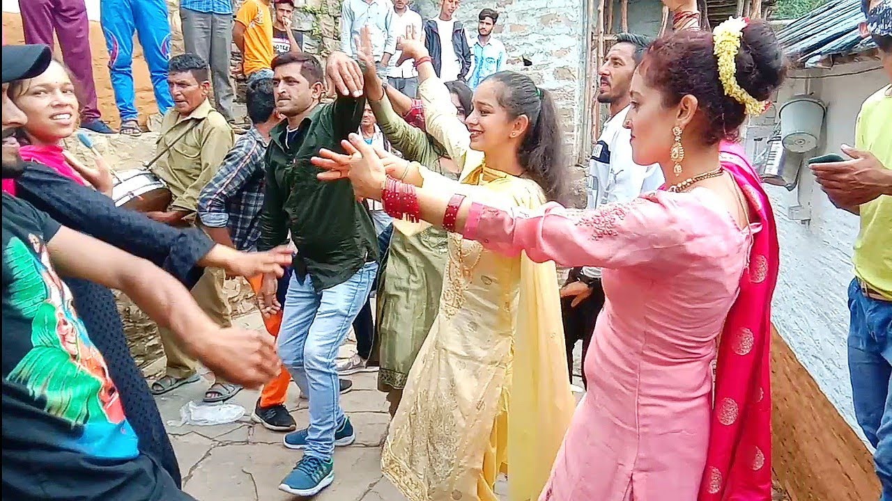 गाँव के लोगों ने बीन बाजे पर किया लाजवाब डांस || Sirmouri pahadi people Dance || Mahila Sangeet