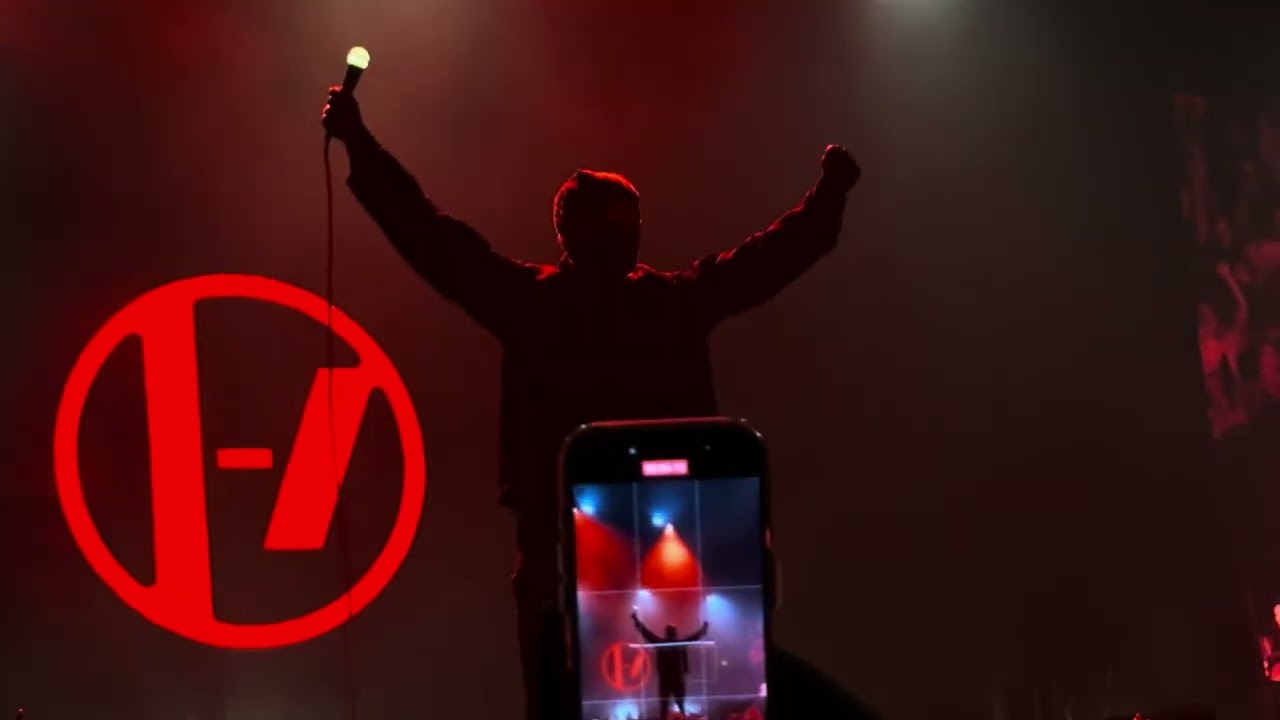 Twenty One Pilots - Overcompensate + Holding On To You @ Paris Accor Arena 02/05/2025
