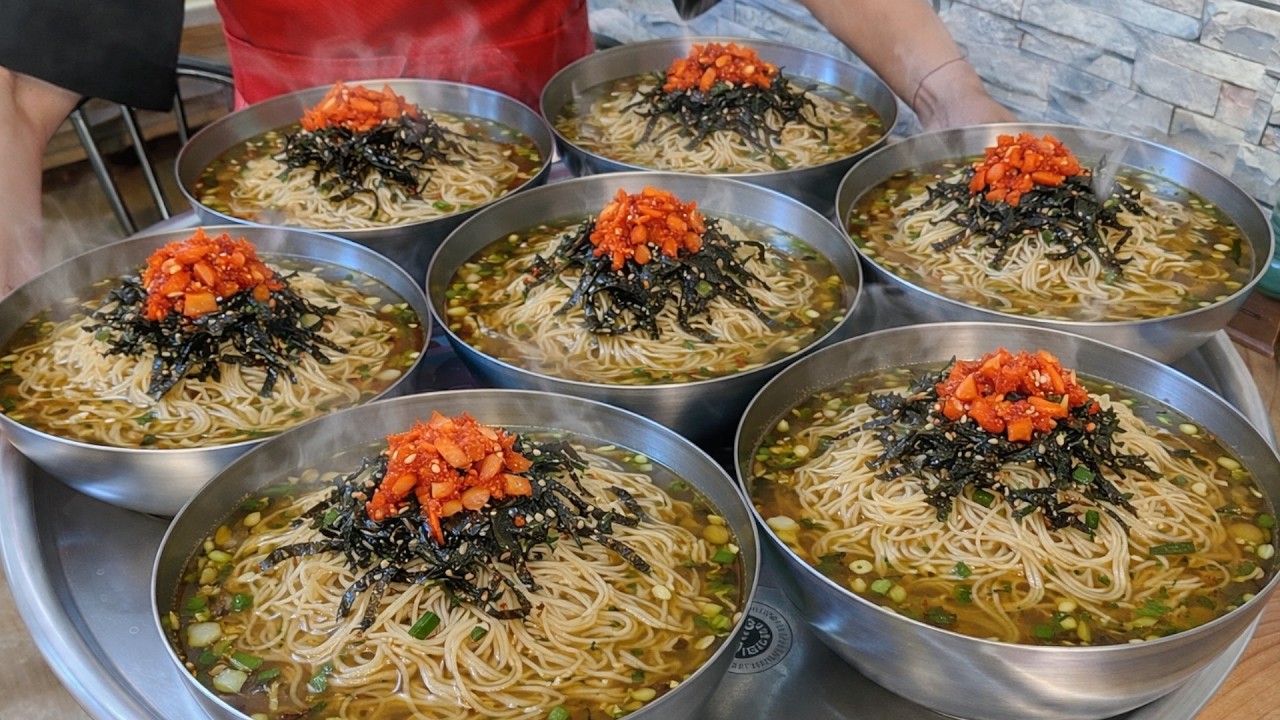 직접 담근 김치와 국수가 2,000원?! 손님들이 미안해서 돈 더 내고가는 국수집 Korean street food
