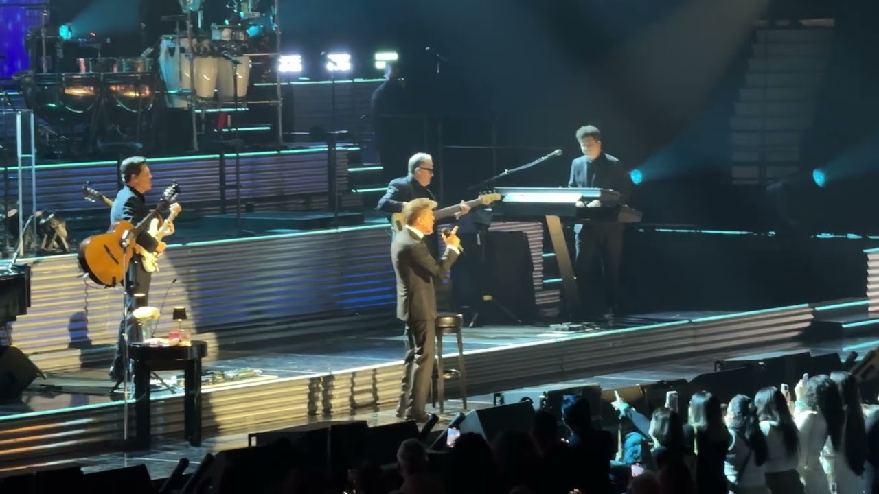 Luis Miguel - Por Debajo De La Mesa (Live) - Chicago 2024