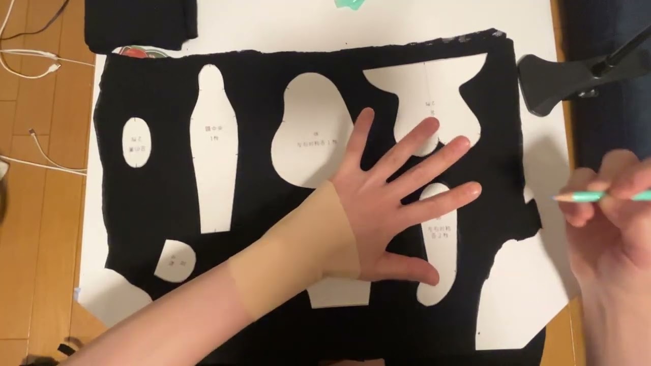 テディーベアの生地を切ります