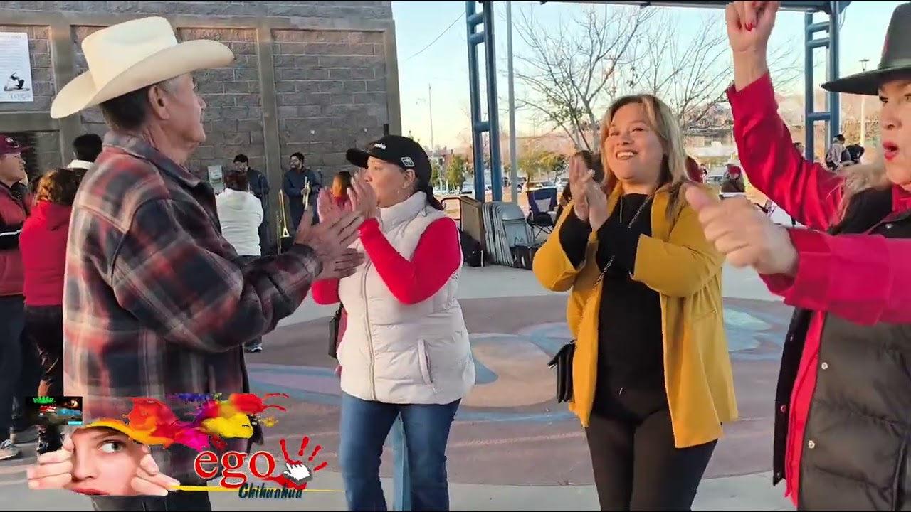Tremendo bailongo en él parque Urueta con el grupo musical Dos tres si señor 