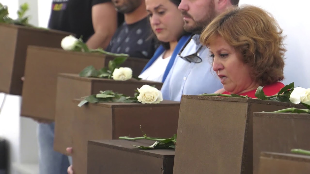 Paterna de Rivera entierra a diez vecinos recuperados de una fosa común