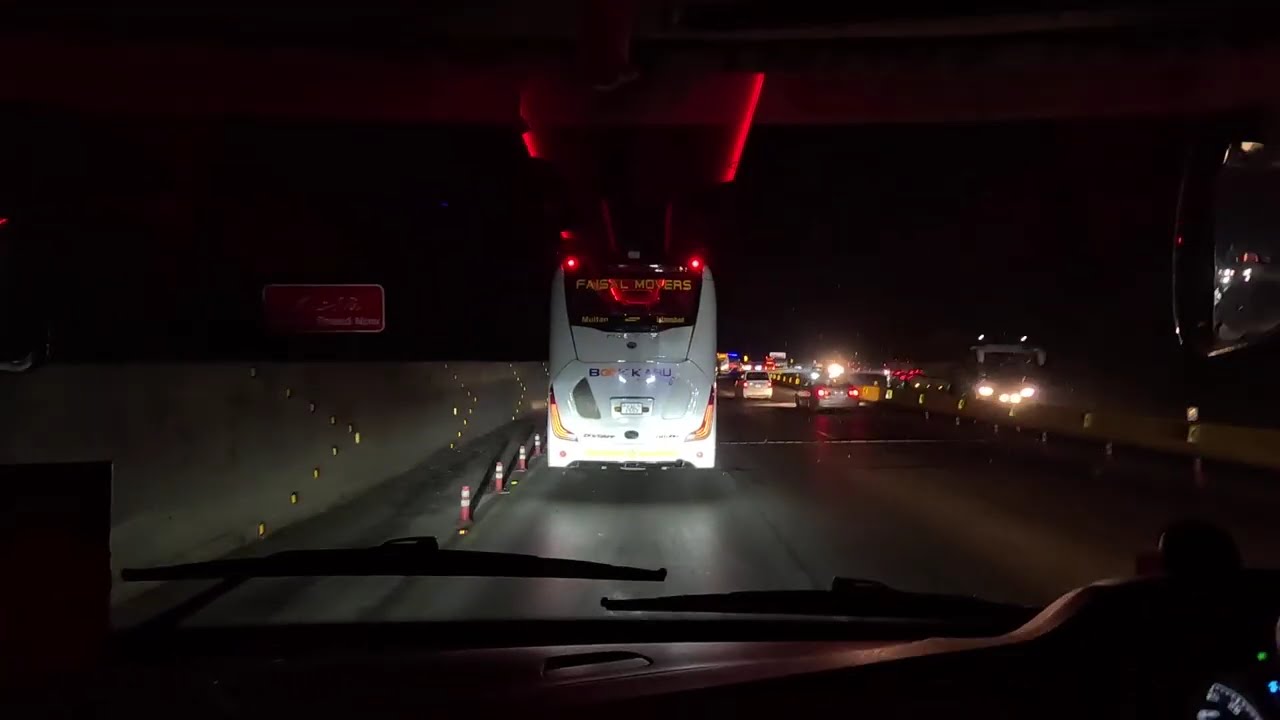 Kallar Kahar k Khatarnak moar 😱 buses ka qafla aik sath neche utar raha he