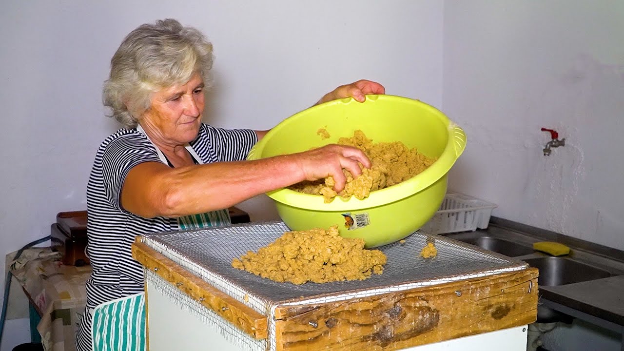Φτιάχνουμε παραδοσιακό τραχανά | Η ζωή στο χωριό | Greek food