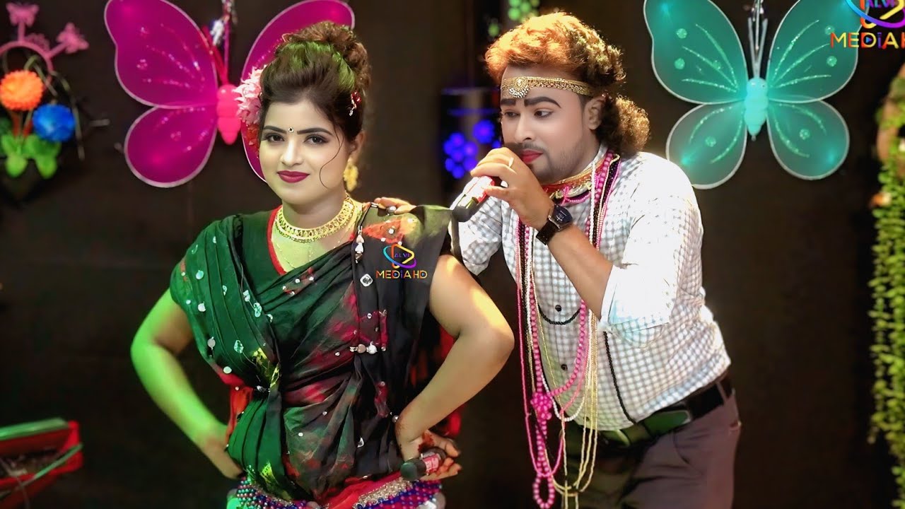 নাচে গানে ভরপুর বেহুলা মনির লতা। পুবের বন্দে হাল জুইরাছি ও শালি মুই। পান্তার বাটি লইয়া যাবি শালি তুই