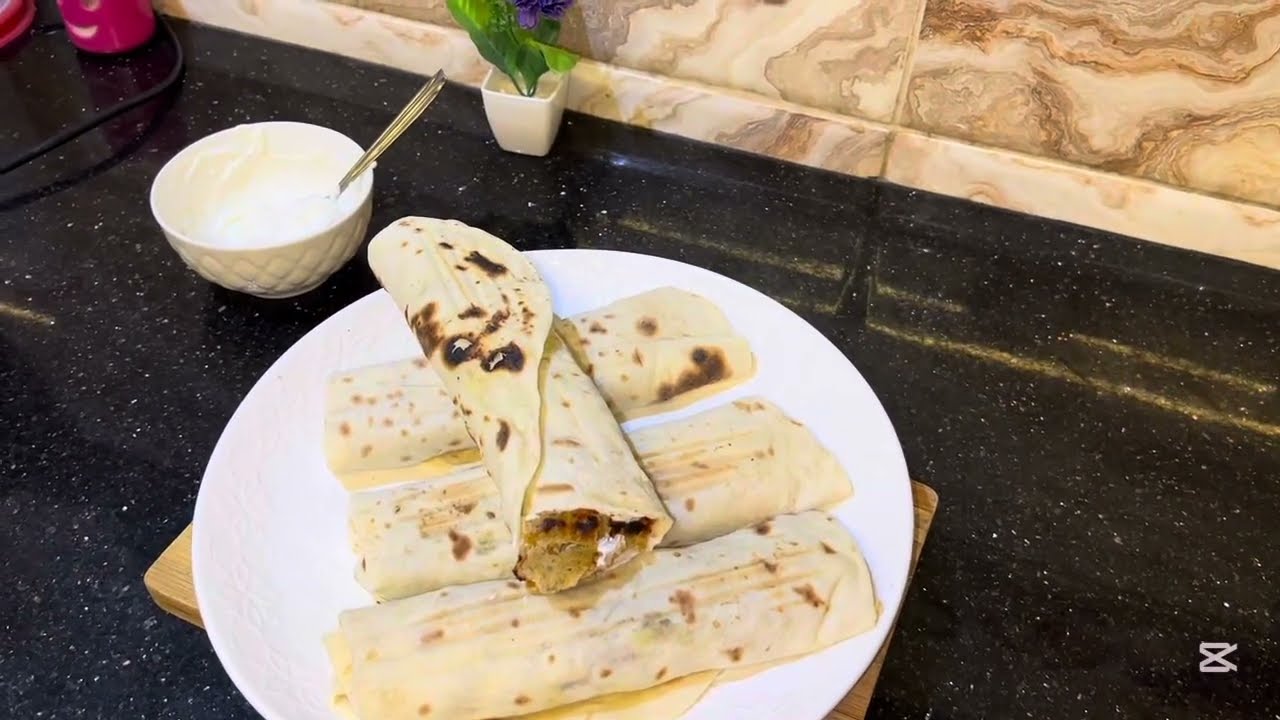 دونر كباب تركي بالدجاج 😍 مع الخبز السوري والثومية بطريقة سهلة ولذيذة! لازم تجربيها 🔥