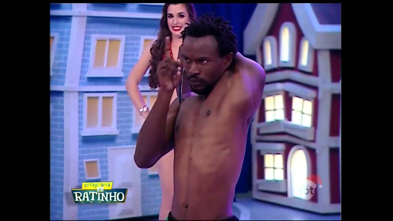Dez ou Mil 22 12 14   Homem faz contorcionismo no palco