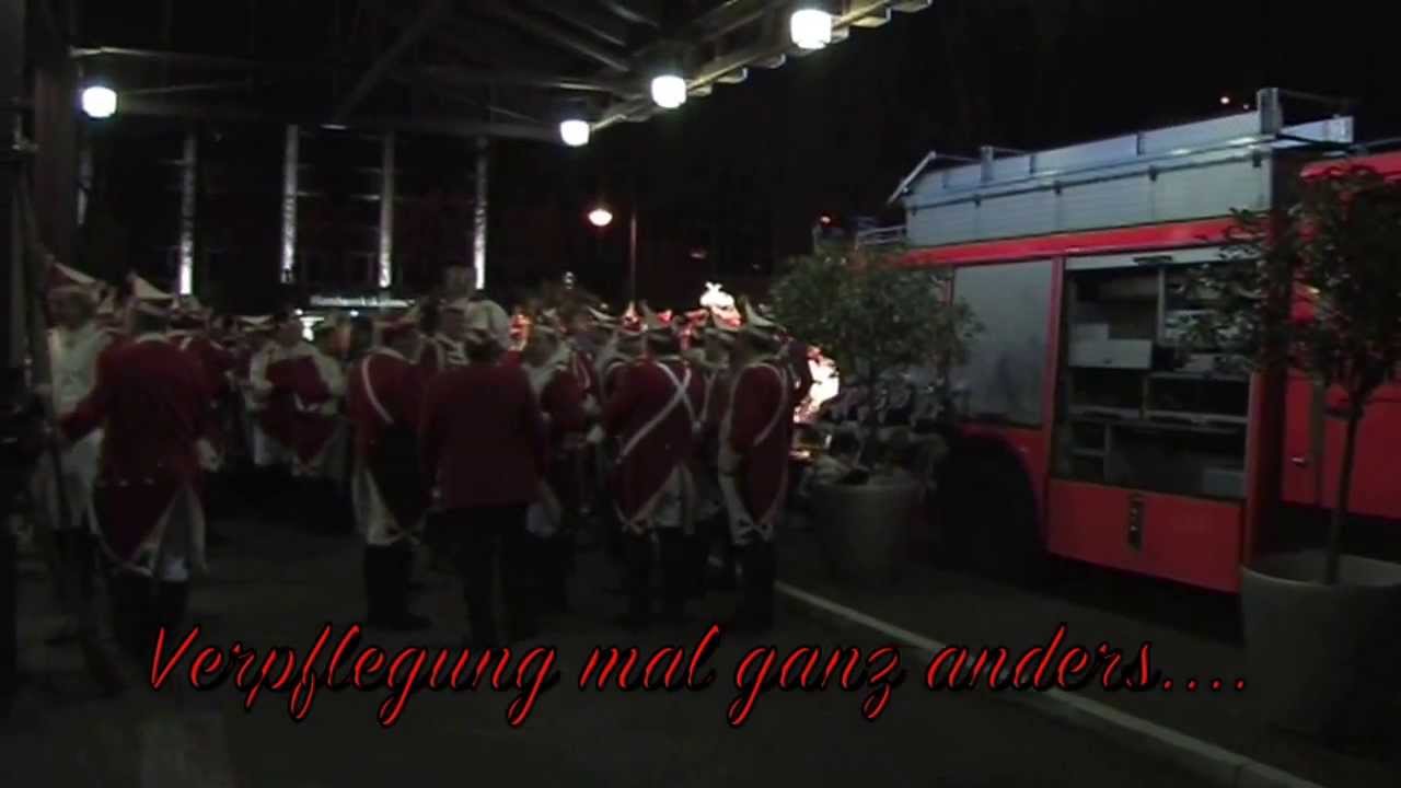 Rote Funken unterwegs; Wie das Funken-Korps verpflegt wird.