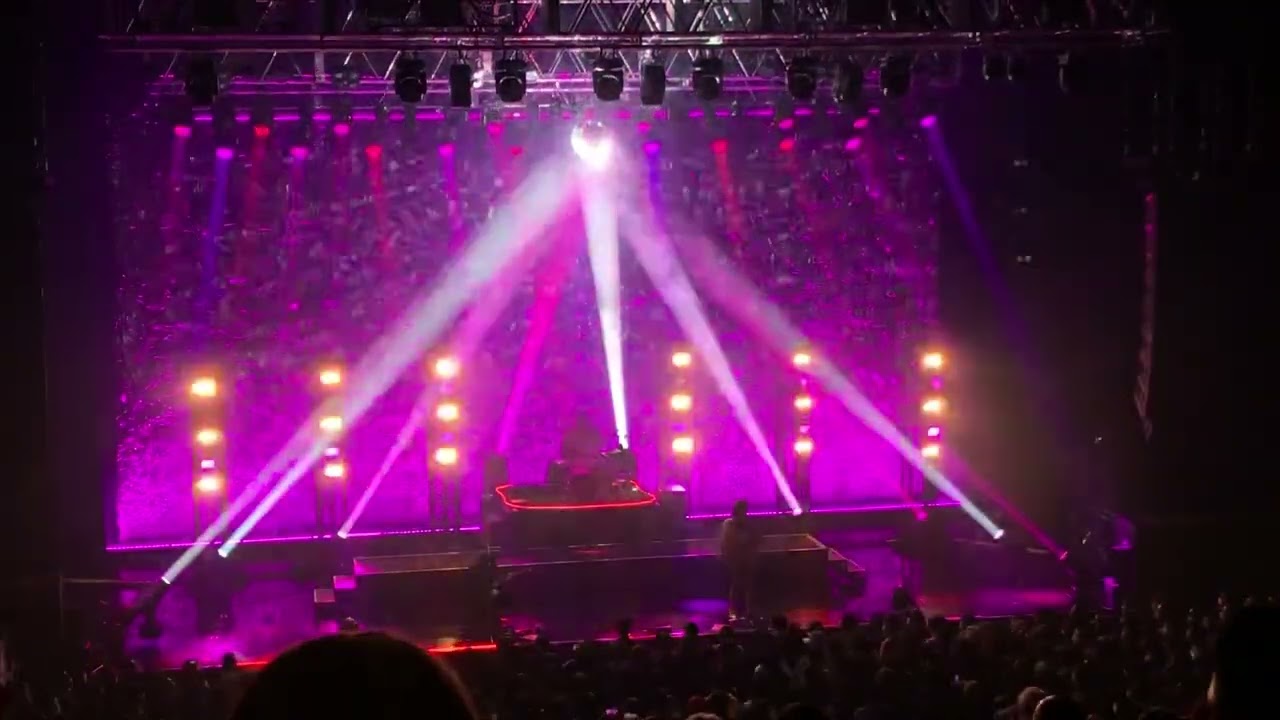 Khruangbin 2022-11-16 at Zepp Haneda - Part 1