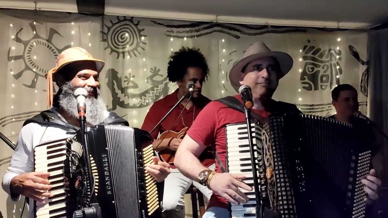 Que nem jiló - Deivinho Sanfoneiro participando do show do Cezzinha