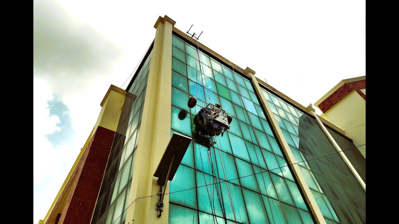 IndiBOT SkyWASH Robot Facade Cleaner Live Working on Building