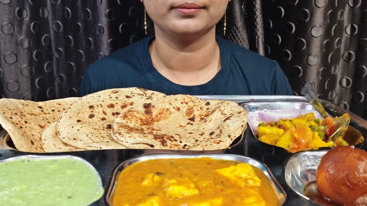 EATING 😋 HOME MADE PARATHE, SHAHI PANEER, GOBI MATAR ALOO KI SABJI, BATHUE KA RAITA, GULAB JAMUN..