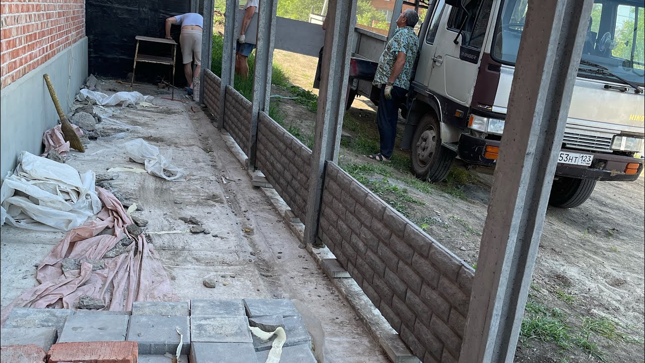Устаночка бетонного забора высотой     2,5 метра, столбы высотой 3,4метра. Инструмент в наличии