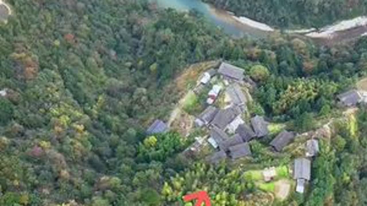 徒步两小时穿越森林，探秘深山峡谷隐世村庄，现实版的世外桃源 四周群山环绕、森林覆盖，空气清新、鸟语花香，如世外桃源。这里没有通路，外人鲜少造访，地图上也难觅踪迹。十余栋古老木屋静立林间，背靠高山...