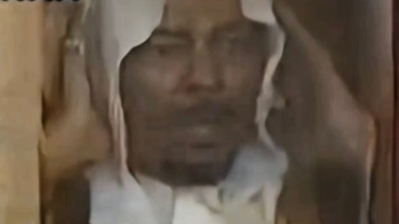 أوضح لقطة مرئية للمؤذن الشيخ #محمد_رمل رحمه الله أثناء رفعه لأذان المغرب ٦/ ٩/ ١٤١٤هـ