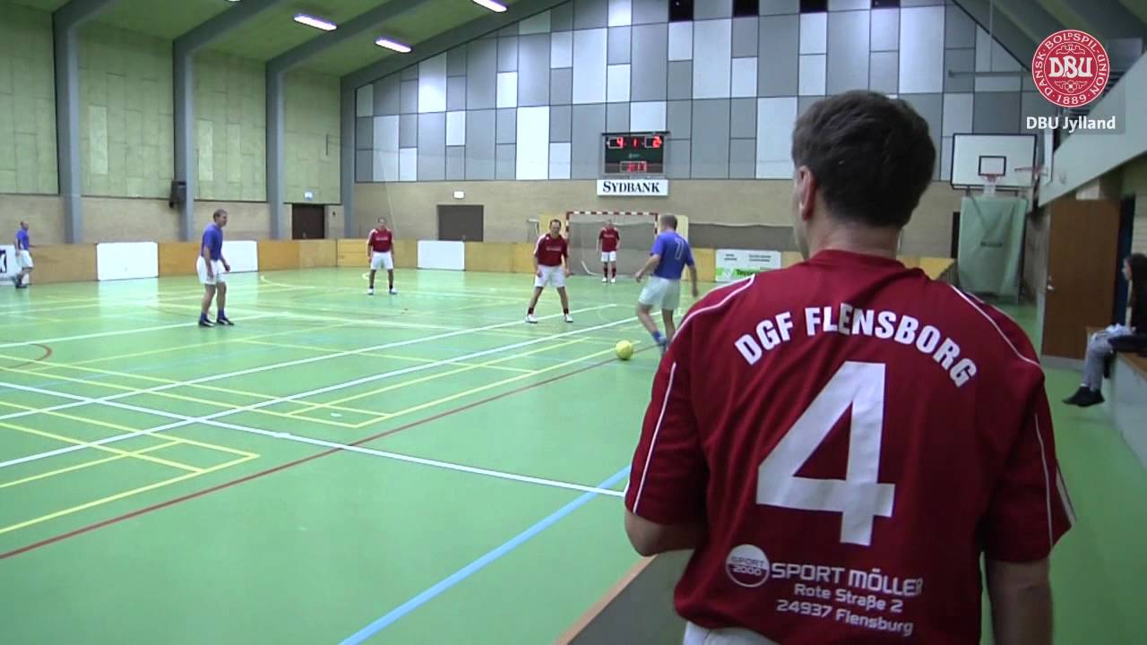 Oldboys krydser gr&aelig;nsen for at spille fodbold