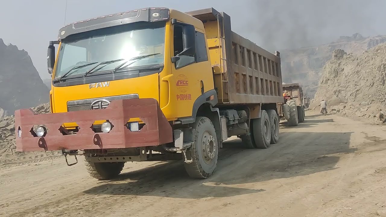 Quarry Life: Giant Stones Loaded into Dumper: Monster Loader Handling Huge Rocks