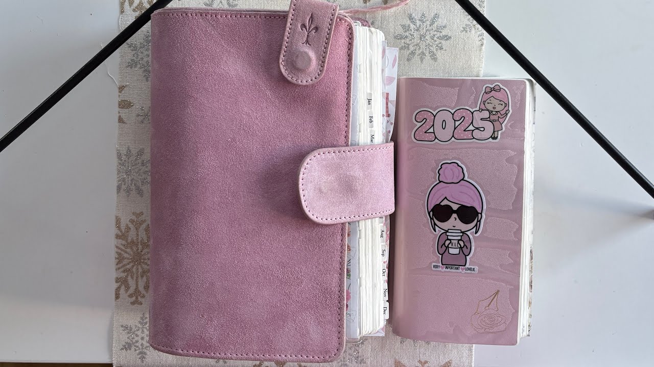 Полистайте ежедневник Rosey Life формата A5 без дат на 2025 год и компактный ежедневник на 2025 год.